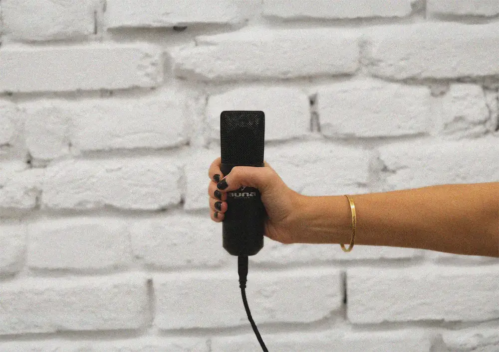 Auna podcasting microphone in studio